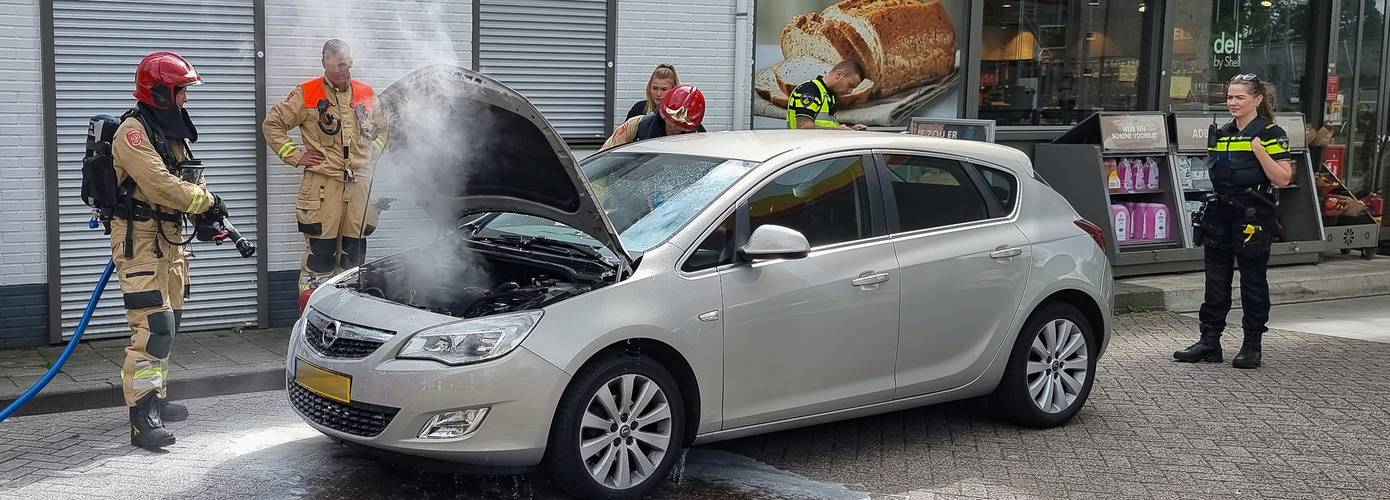 Auto vat vlam tijdens het rijden in Groningen; bestuurder stopt bij tankstation