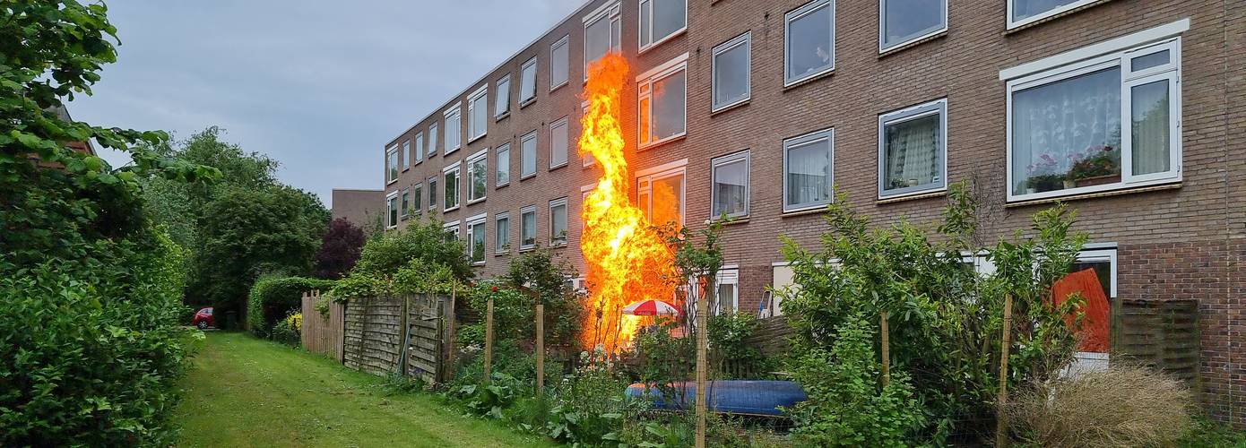 Forse buitenbrand met explosies in Groningen (Video)