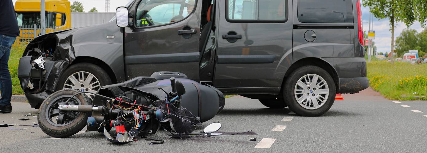 Scooterrijder geschept door automobilist op Bornholmstraat bij Bauhaus Groningen