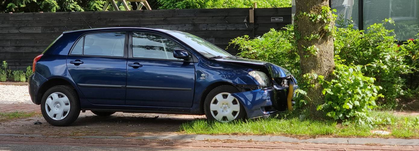 Automobiliste botst tegen boom in Noordlaren (Video)