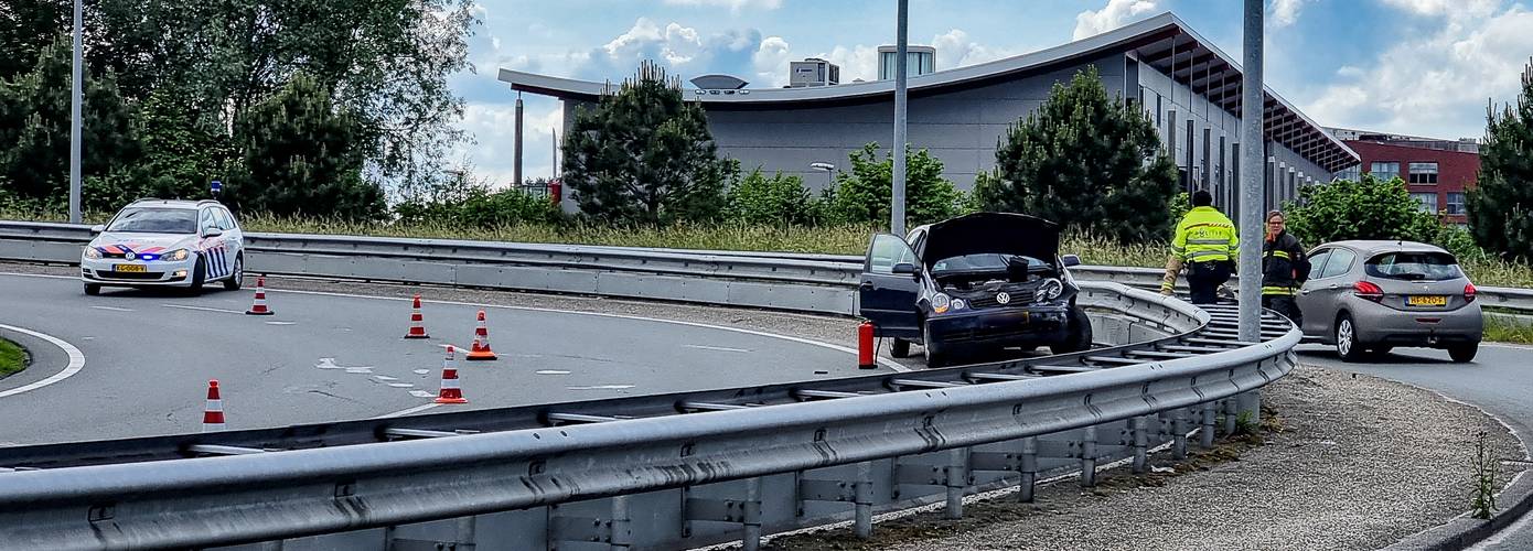 Automobiliste botst tegen vangrail in Groningen (Video)