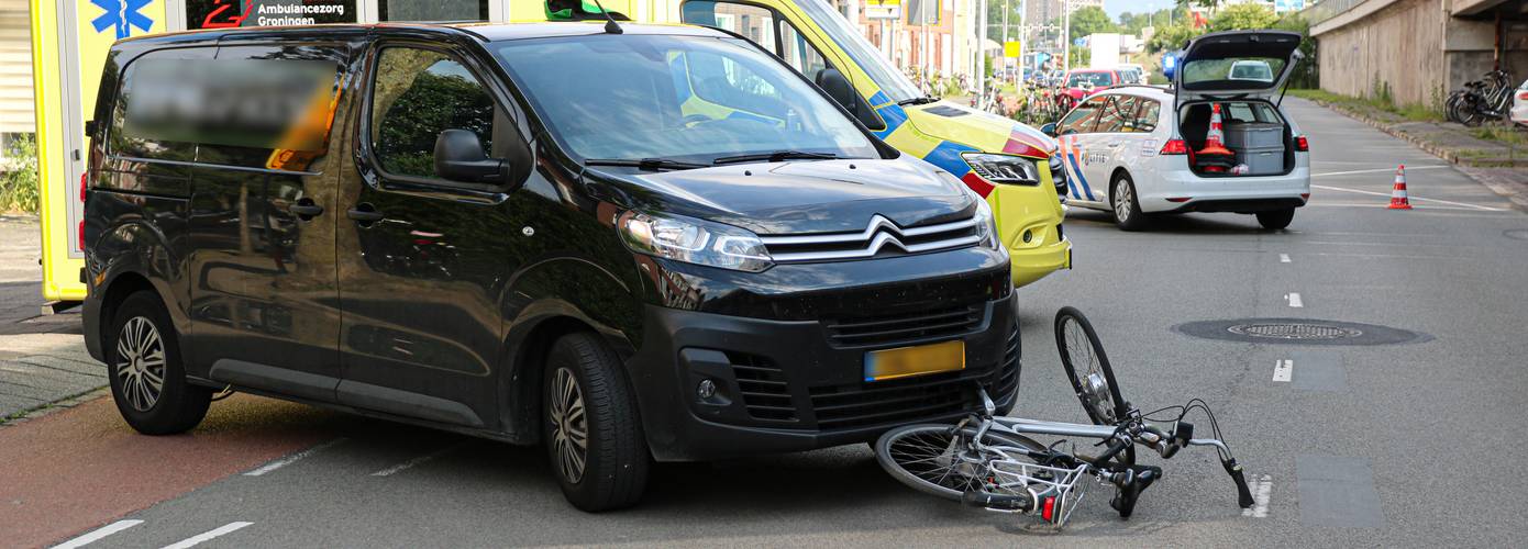 Fietser gewond bij aanrijding met busje in Groningen