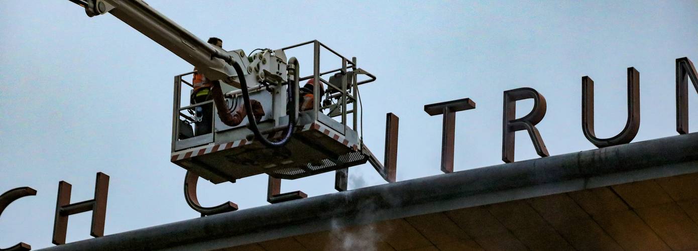 Neon-letter 'N' vliegt in brand op gevel UMCG in Groningen