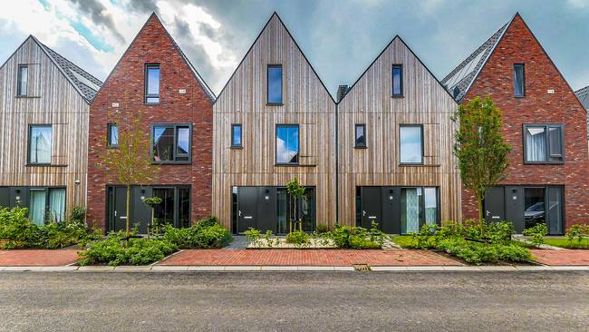 Te koop in Meerstad: Moderne uitgebouwde tussenwoning met diepe zonnige achtertuin