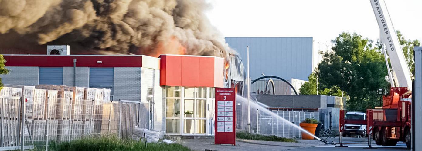 Grote uitslaande brand op industrieterrein in Groningen (Video)