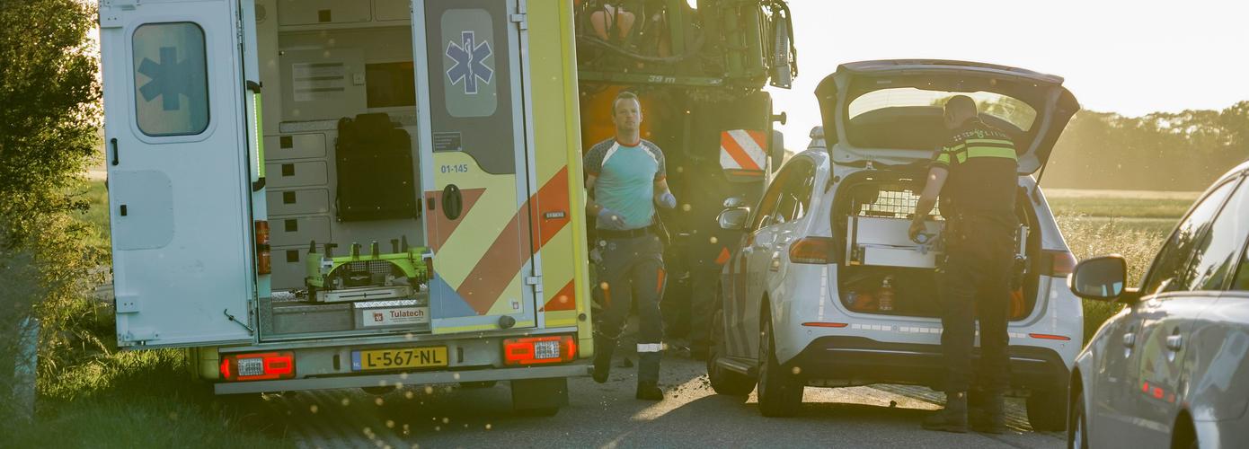 Traumahelikopter bij ernstig ongeval tussen motor en trekker