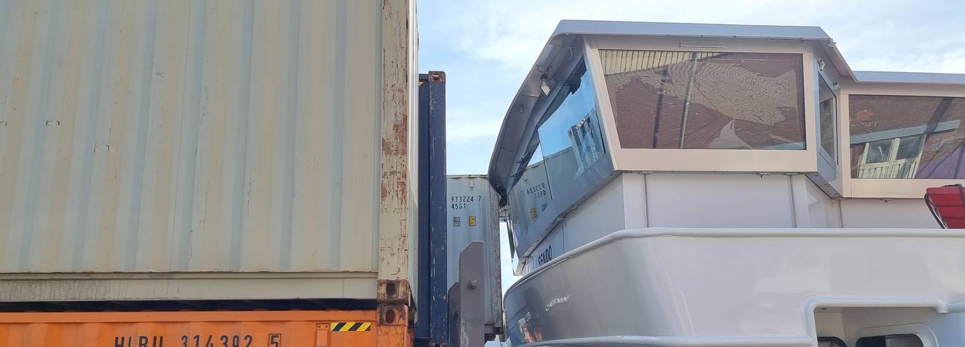 Containerschip van 110 meter ramt Busbaanbrug in Groningen