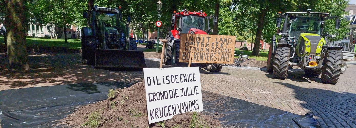 Boeren protesteren bij provinciehuis in Groningen (Video)