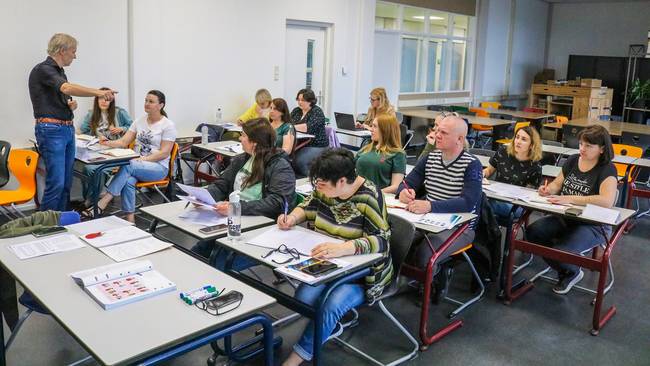 Groep vluchtelingen uit Oekraïne volgt les bij Alfa college 2