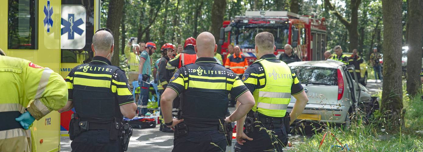 Bestuurder raakt zwaargewond bij botsing op boom; traumahelikopter ingezet (Video)