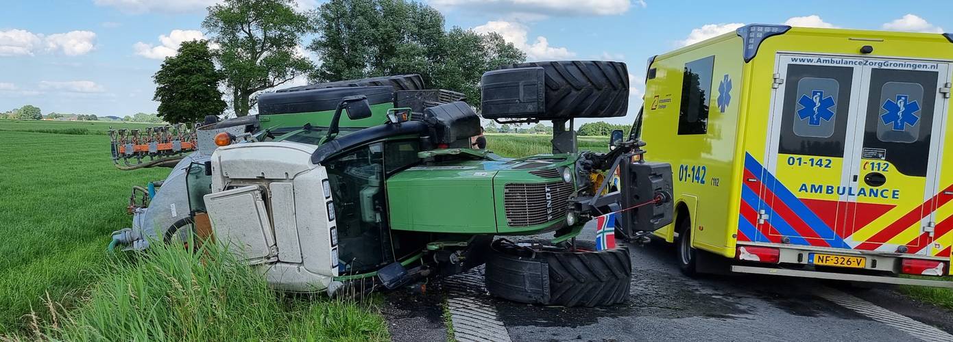 Tractor met giertank gekanteld en belandt in de sloot