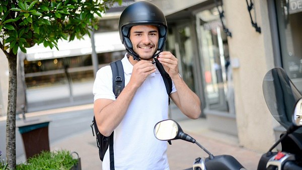 Snorfietsers per 1 januari verplicht om helm te dragen