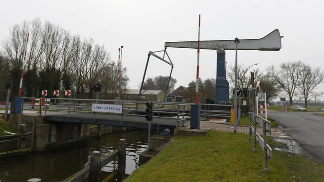 Tijdelijke brug in Ellerhuizen vanwege herstel monumentale brug