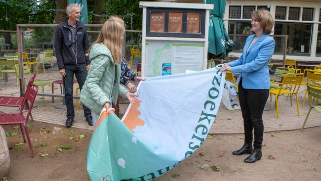 Wethouder Carine Bloemhoff onthult bord met educatieve wandelroute in Noorderplantsoen