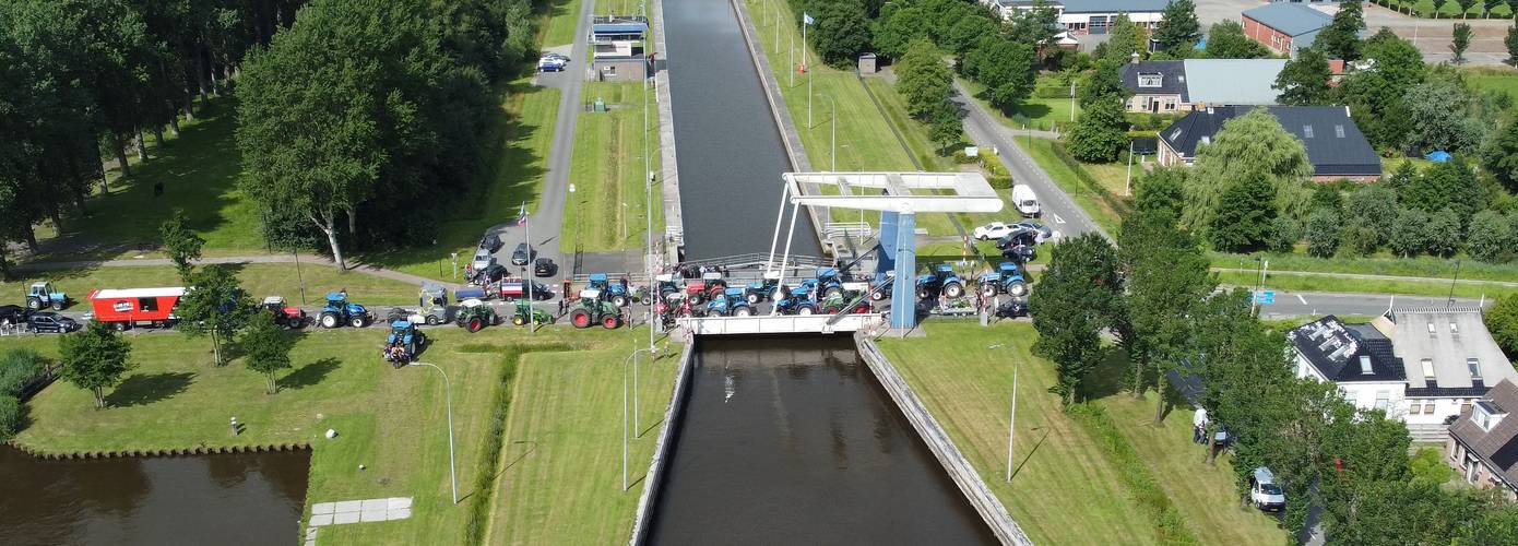 Scheepsvaartverkeer gestremd door boerenactie bij Gaarkeuken (Video)