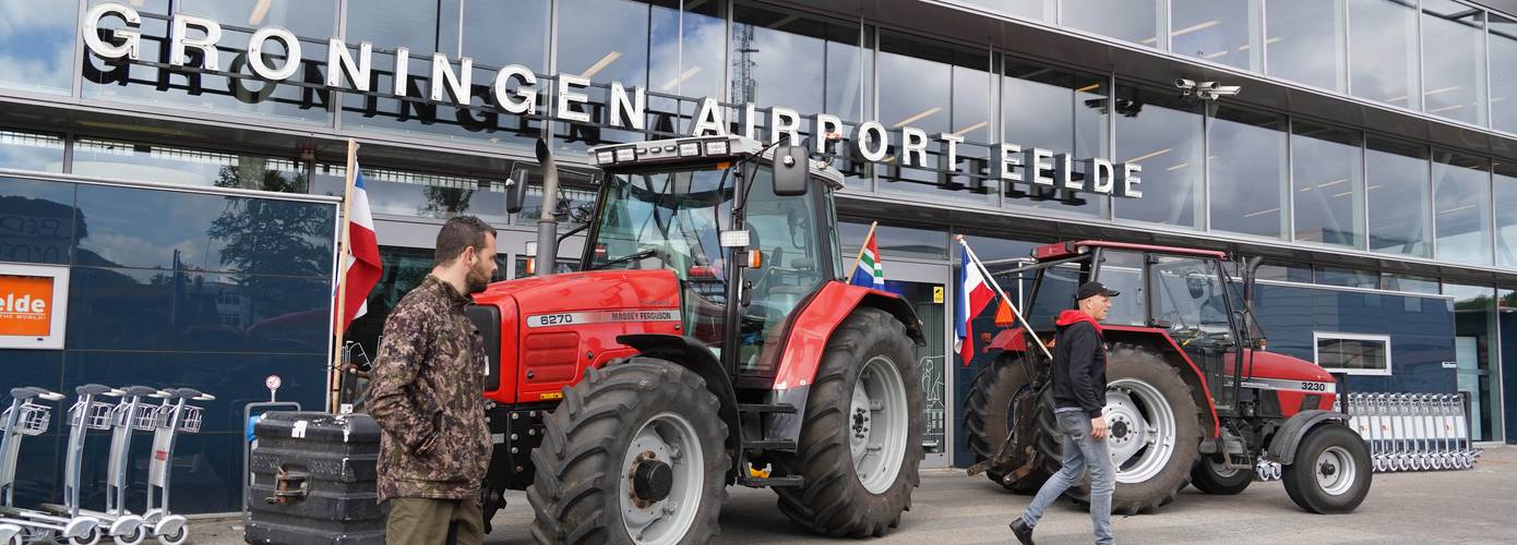 Tientallen boeren voeren actie met trekkers bij Groningen Airport Eelde (video)