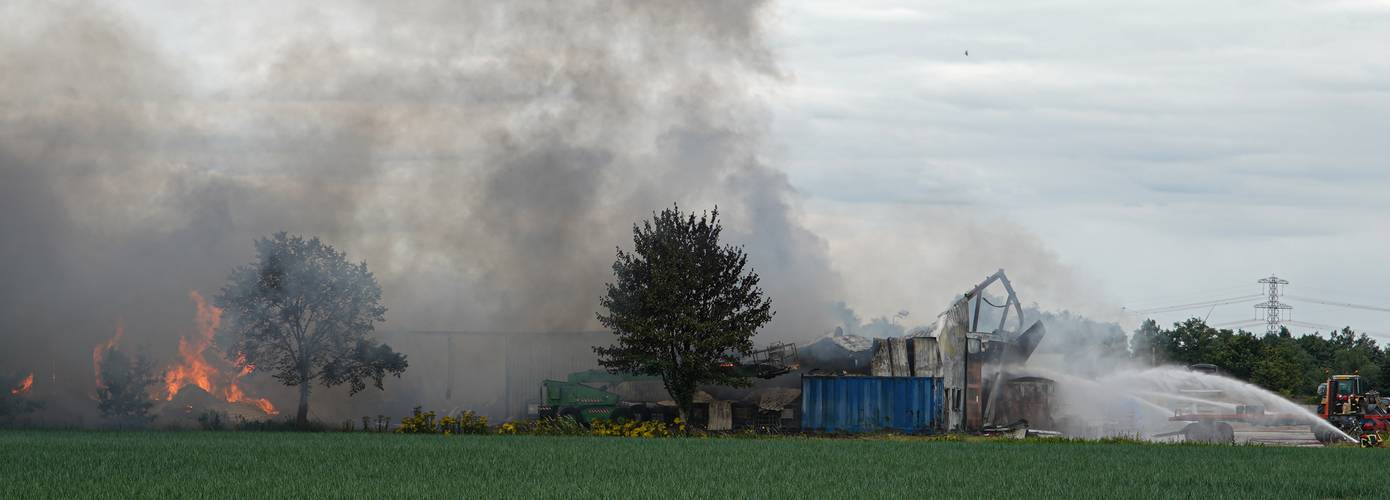 Grote brand verwoest schuur in Nieuwe Pekela (Video)