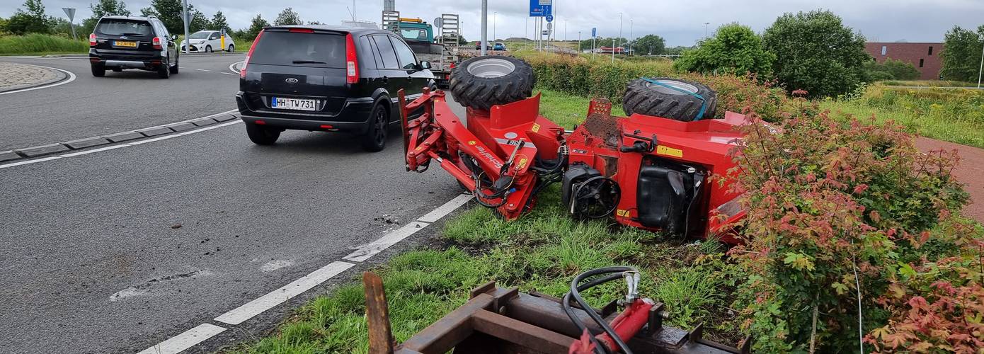 Shovel valt van aanhanger op rotonde bij Westerbroek