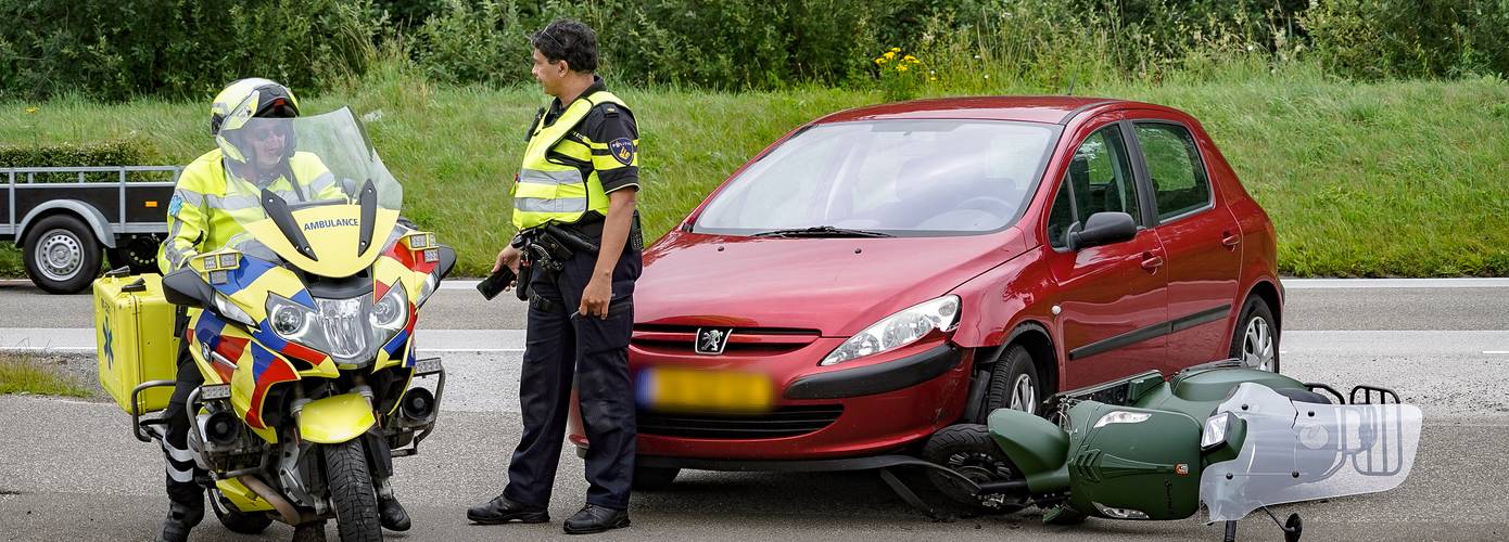 Scooterrijder geschept door automobilist in Haren