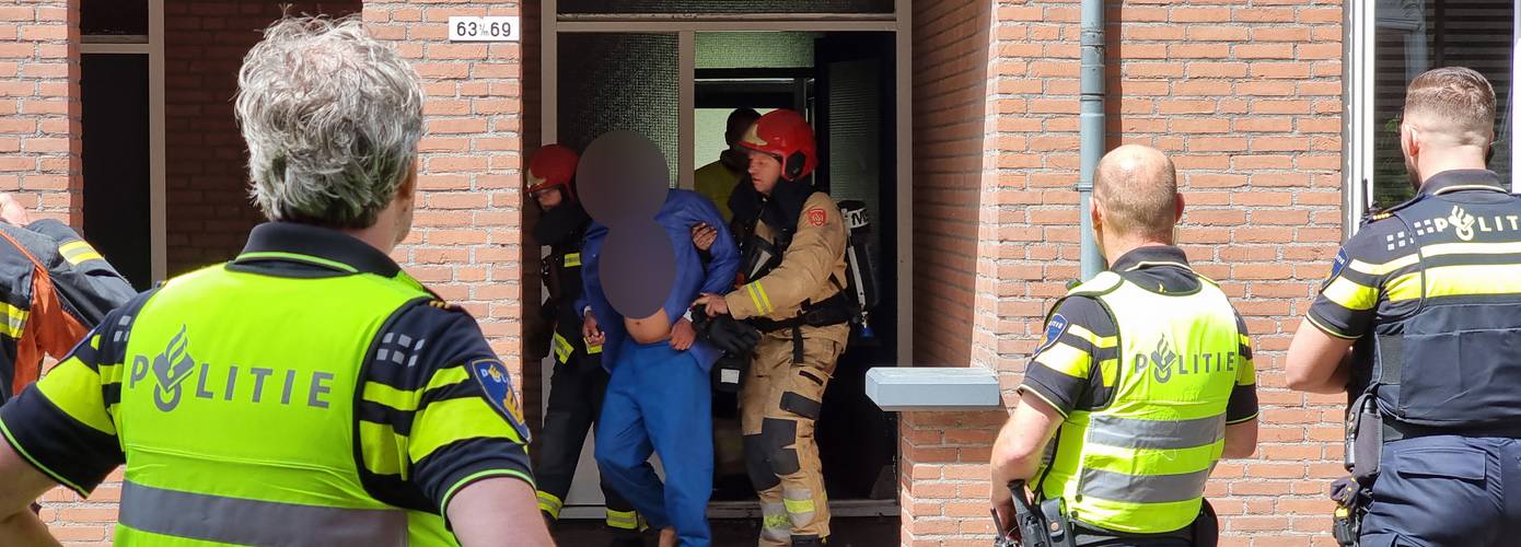 Bewoner gered uit brandende woning door alerte buren (Video)