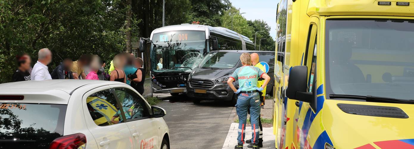 Forse aanrijding tussen lijnbus en bestelbus; één gewonde