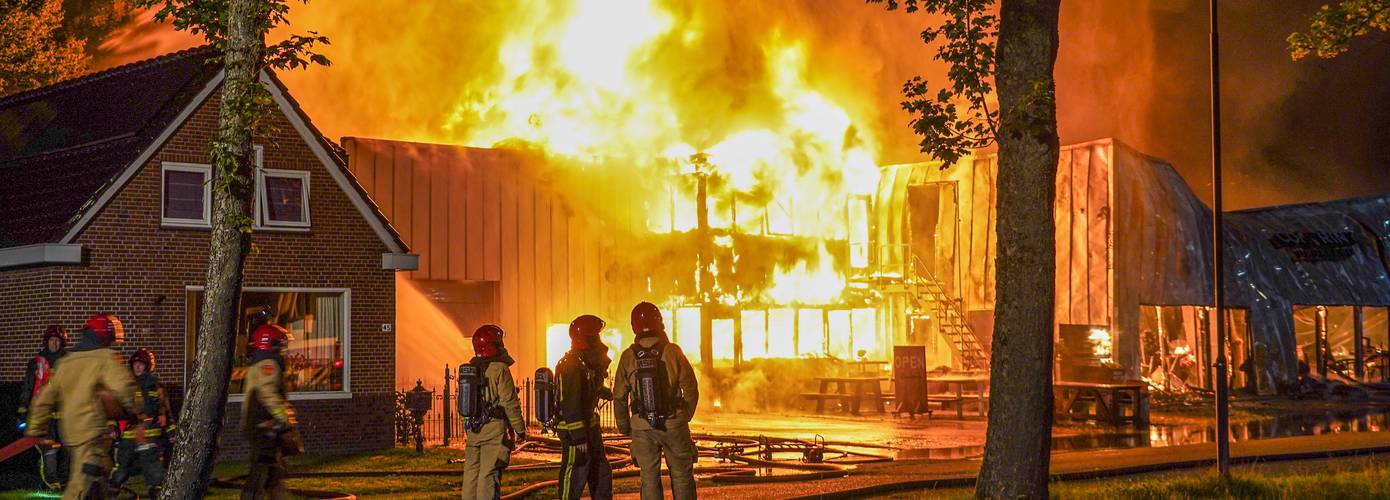 Zeer grote brand verwoest bedrijfspand in Kolham (Video)