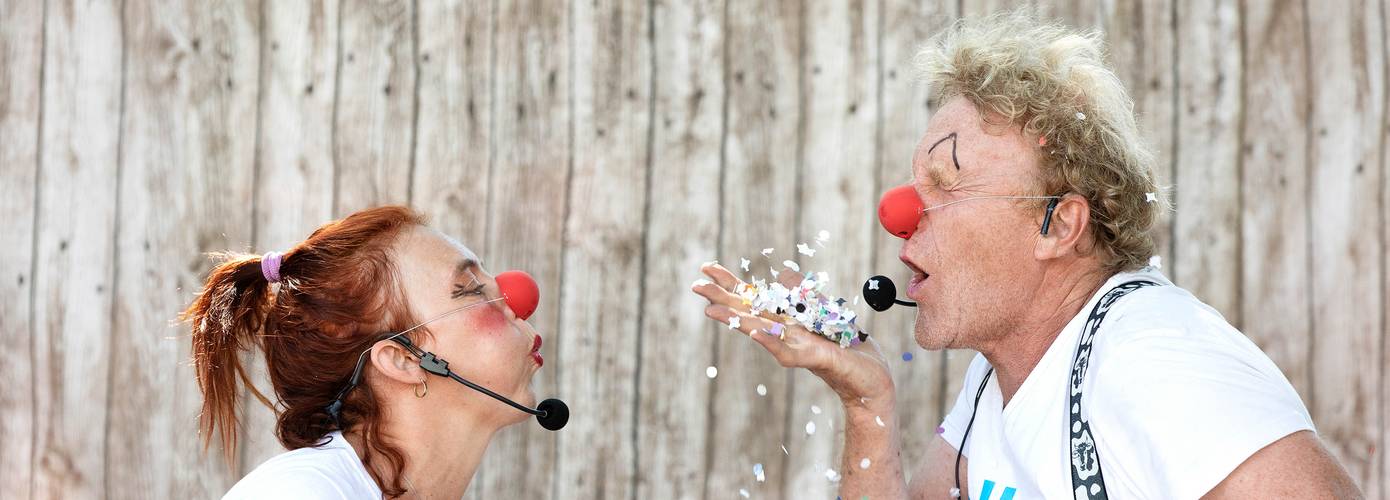 Een vrolijke circusdag voor kinderen in AZC’s 