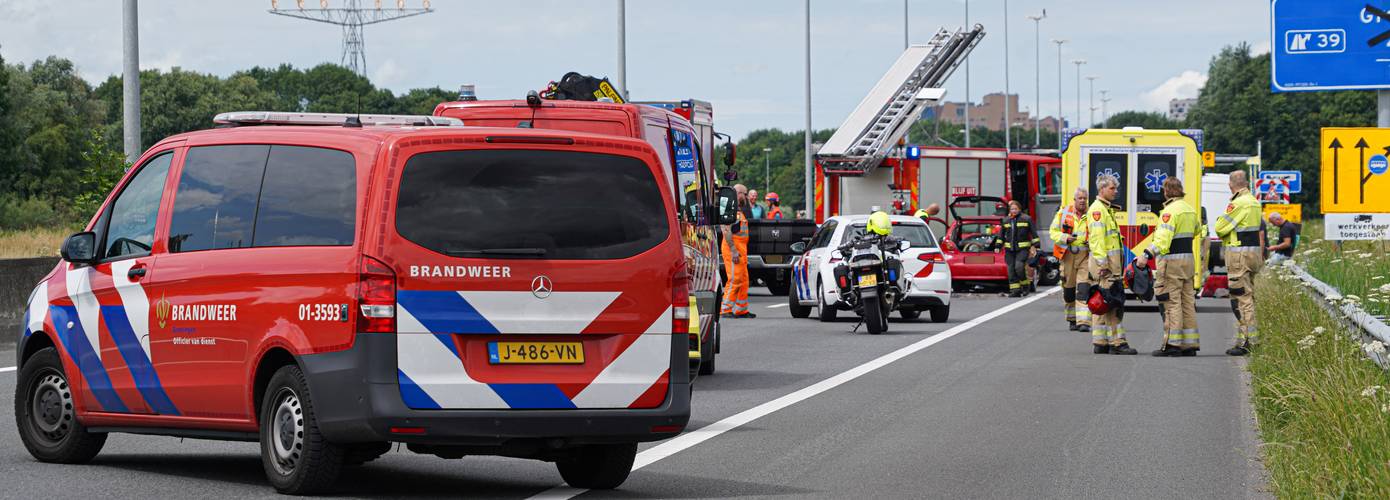 Automobilist ernstig gewond bij botsing met vrachtwagen A28 Haren (Video)