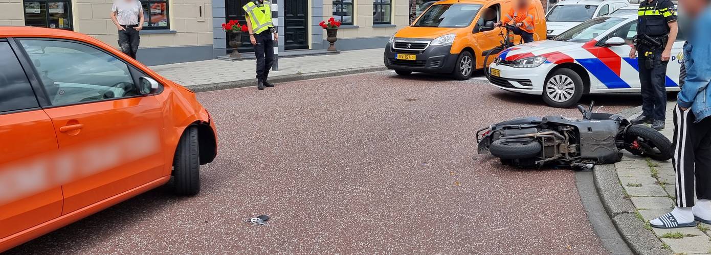 Automobilist en scooterrijder botsen in Hoogkerk; file rondom kruising 