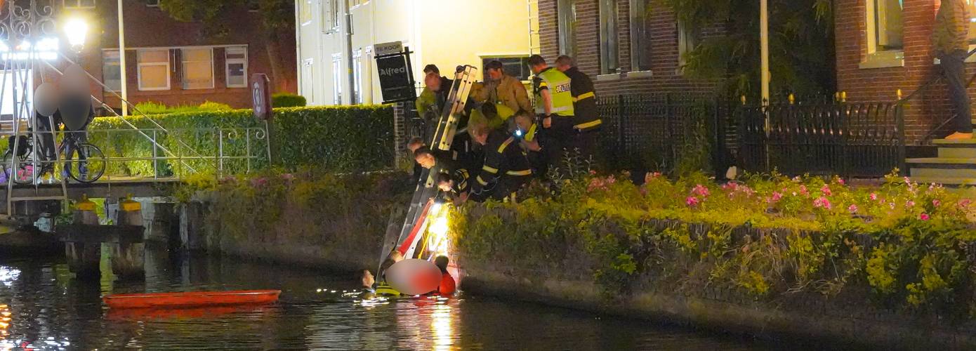 Vrouw uit water gered door hulpdiensten in Veendam