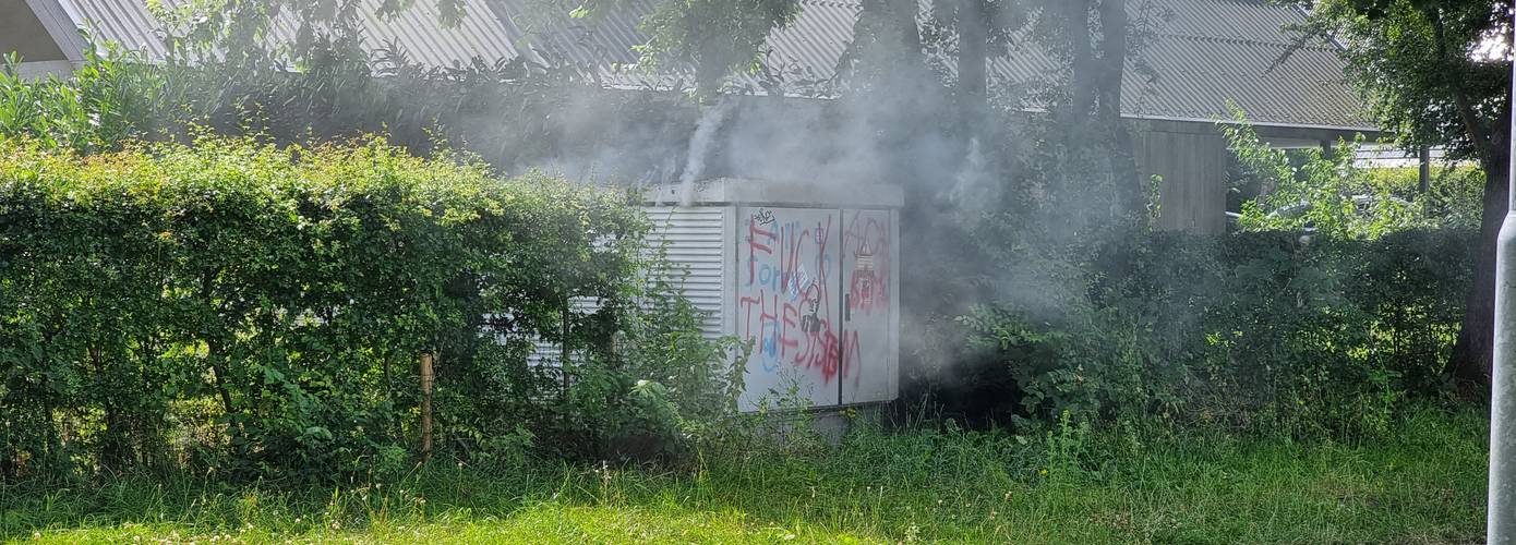 Elektriciteitskast vliegt in de brand bij Haren; veel rook en knallende zekeringen (Video)