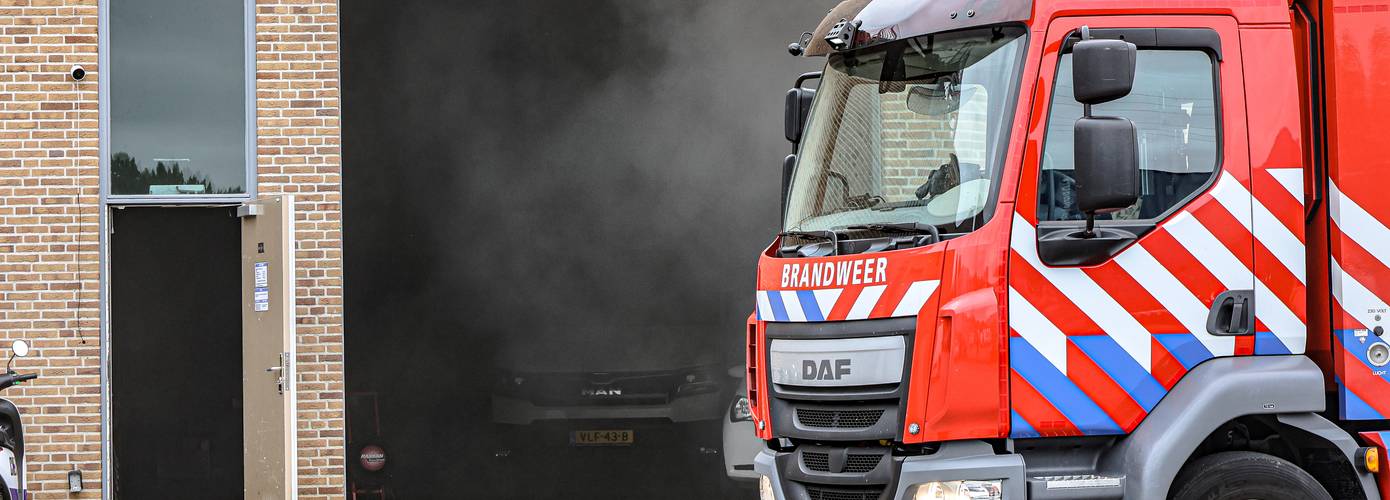 Meterkast vliegt in de brand in bedrijfspand Groningen (Video)