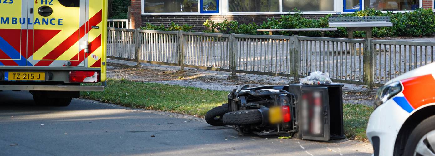 Bezorgscooter geschept door automobilist in Haren