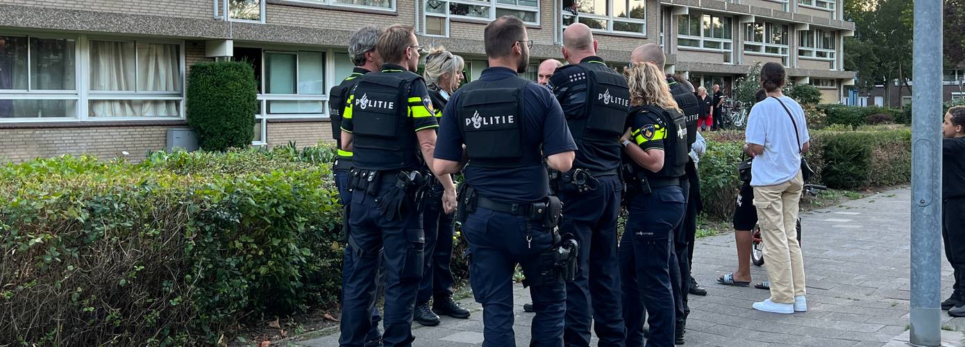 Man schiet met alarmpistool; politie met veel eenheden ter plekke (Video)