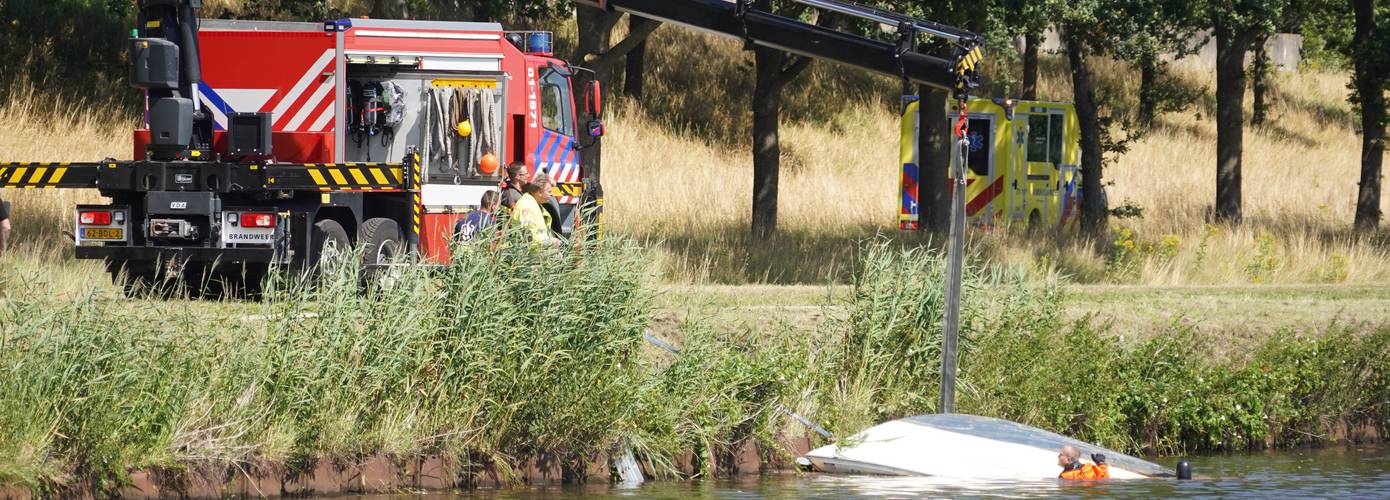 Boot met zes opvarenden slaat om; traumahelikopter ingezet (Video)