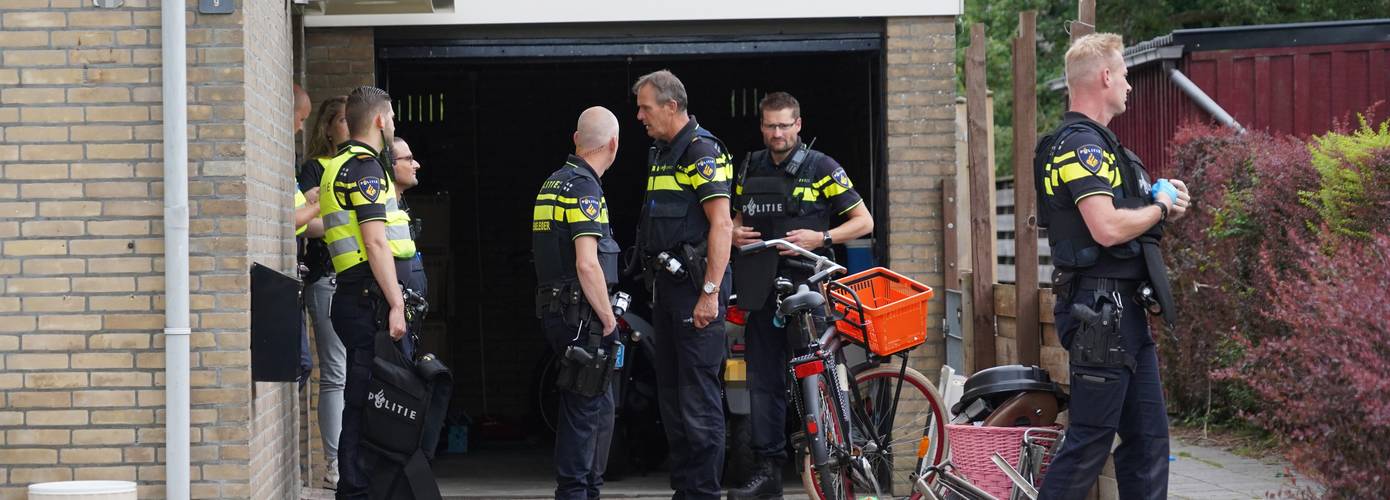 Man dreigt met vuurwapen en raakt gewond bij aanhouding door politiehond in Leek (Video)