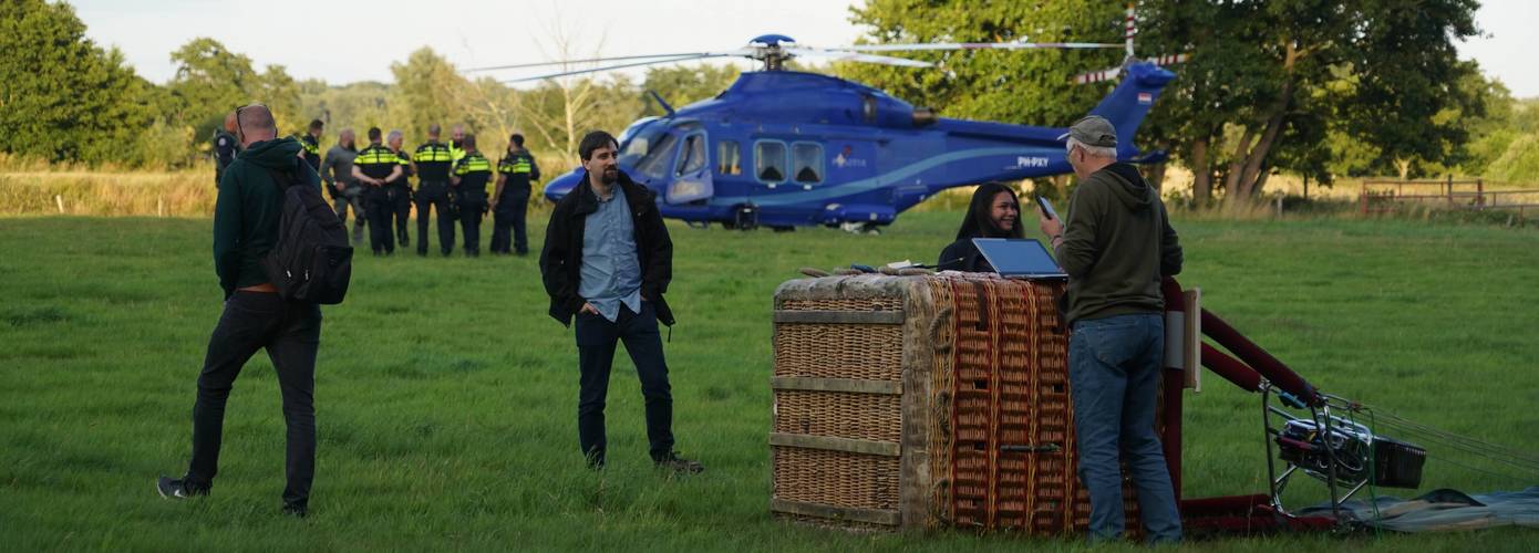 Politiehelikopter assisteert nadat luchtballon noodlanding moet maken (Video)