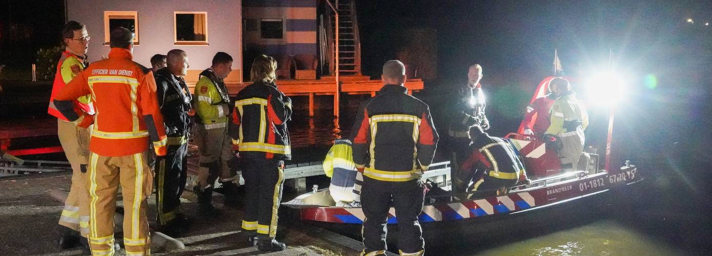 Schipper met motorpech door brandweer gered op het Zuidlaardermeer (video)