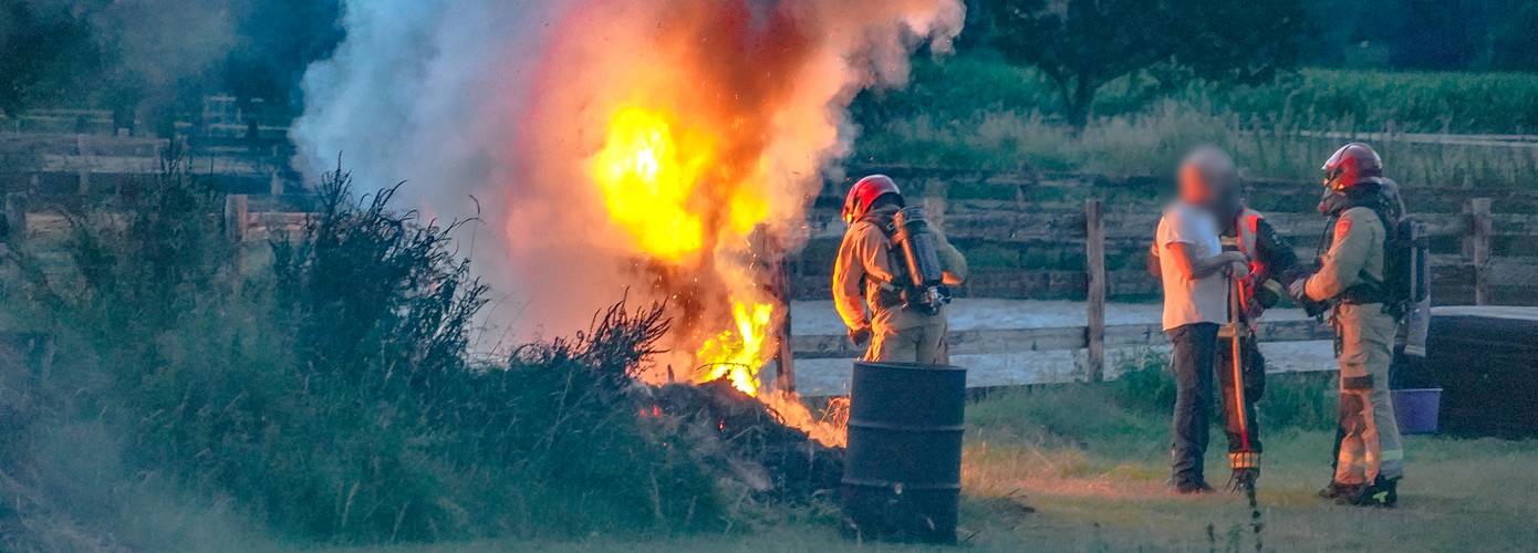 Boerderijbrand bij Midwolda blijkt groot kampvuur; rookt trekt over snelweg