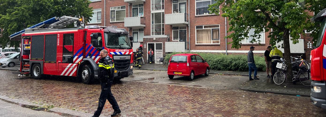 Brand in kelder van appartementencomplex Winschoten; bewoners staan op balkon