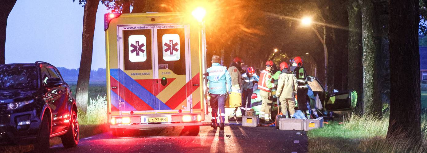 Man (22) ernstig gewond na botsing tegen boom Scharmer; MMT ingezet (video)