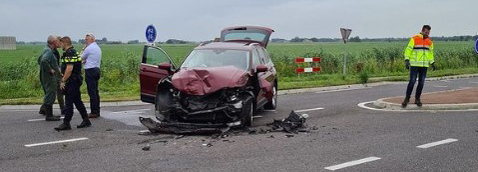 Forse schade na aanrijding tussen shovel en auto op N355