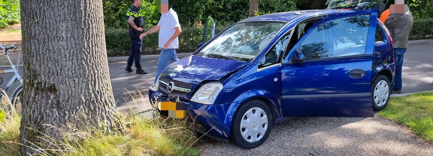 Ouder echtpaar in auto botst op boom in Haren