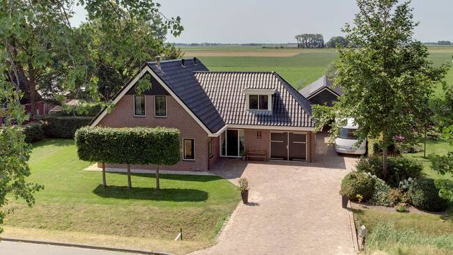 Te koop in Groningen: Bijzonder fraai landhuis met zwembad in tuin