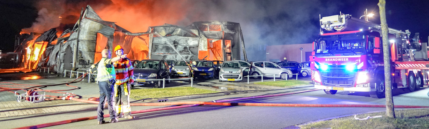 Zeer grote brand verwoest autobedrijf en bedrijf in automaterialen in Surhuisterveen (video)