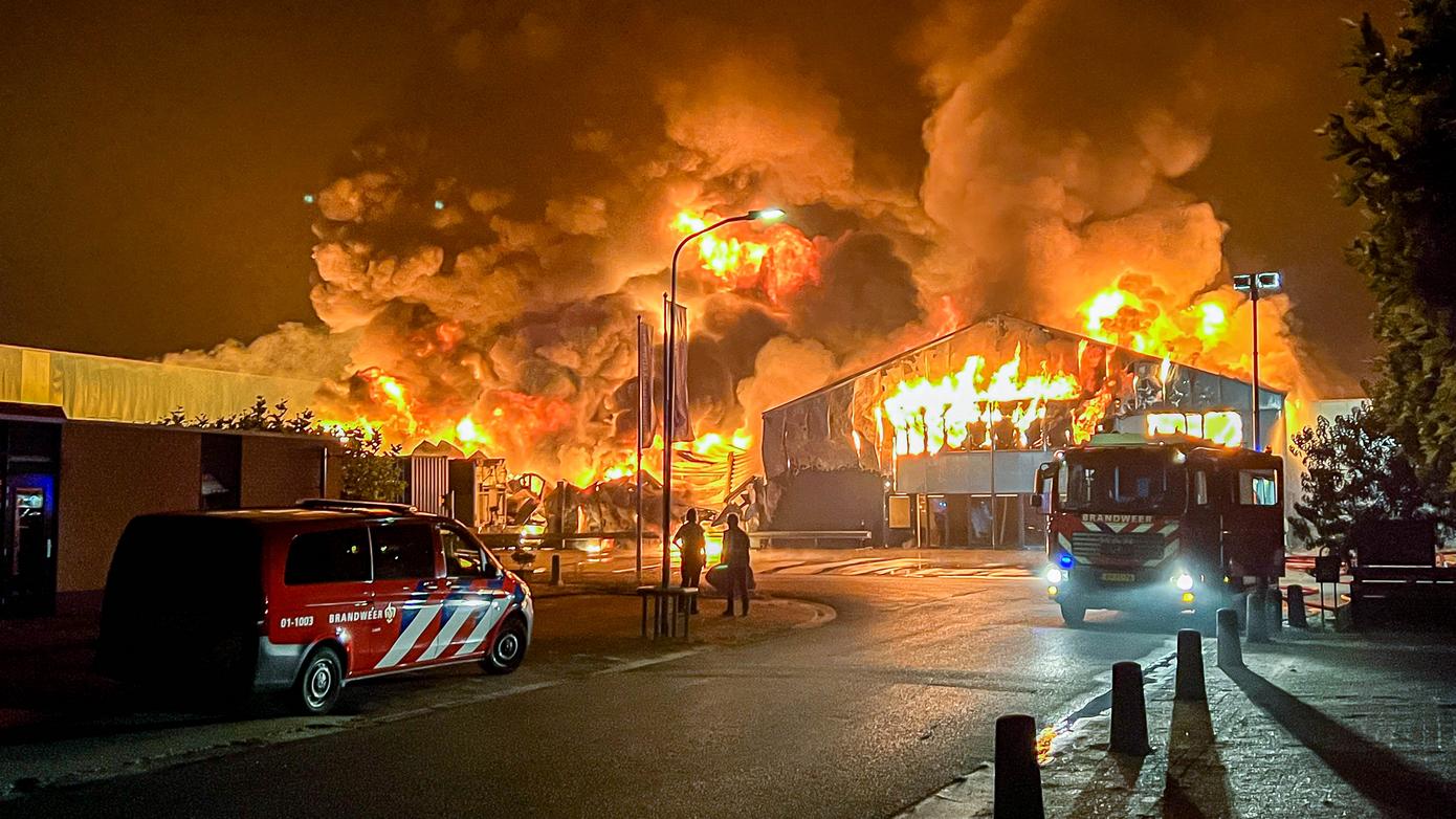 Grote uitslaande brand in recyclebedrijf Leek (Video)