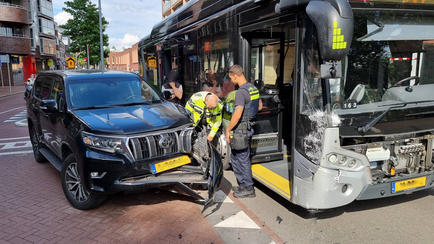 Forse schade bij ongeval tussen automobilist en buschauffeur in Groningen