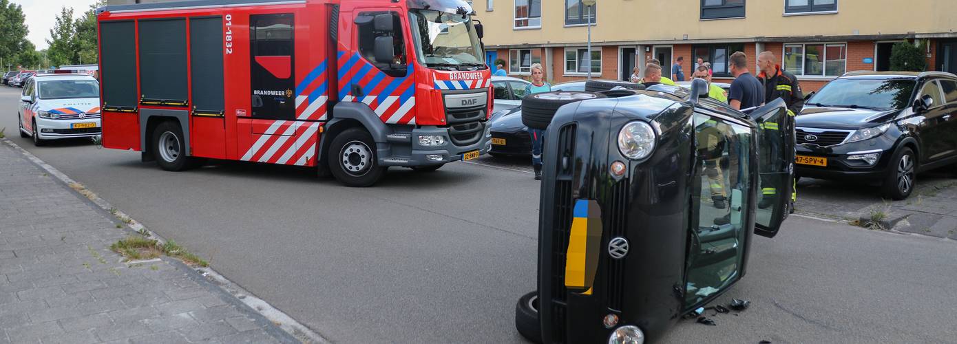 Auto gekanteld bij aanrijding midden in woonwijk in Groningen