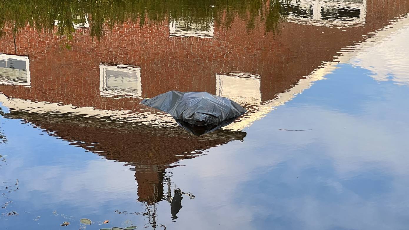 Politie haalt meerdere vuilniszakken uit het water bij Kiel-Windeweer