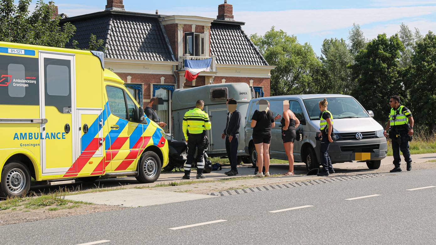 Scooterrijder raakt gewond bij botsing met busje met paardentrailer